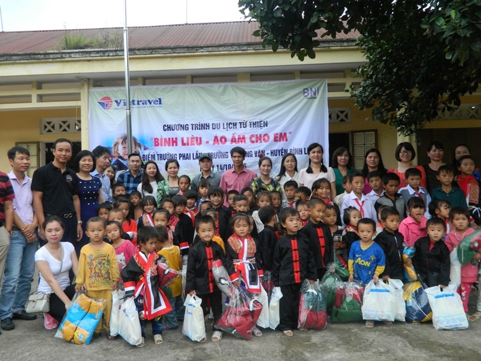 "Áo ấm cho em" đến với học sinh nghèo Bình Liêu - 5 Các em nhỏ trường Tiểu học Phai Lầu chụp ảnh lưu niệm cùng đoàn từ thiện.