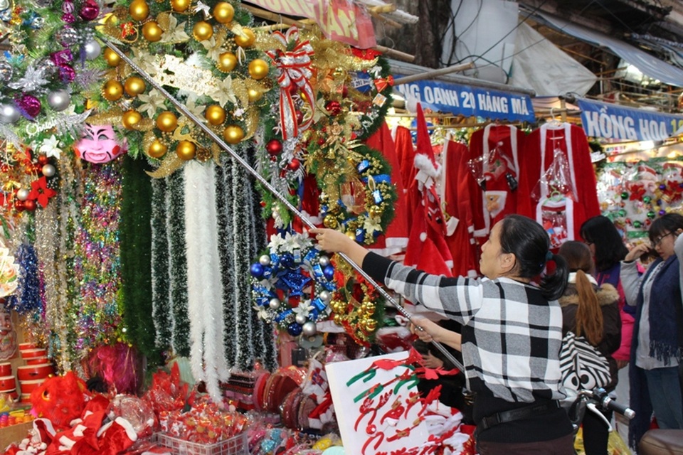 
Vòng hoa trang trí đa dạng kiểu dáng với đủ mọi kích cỡ, dao động từ 150.000 đồng đến 300.000 đồng.
