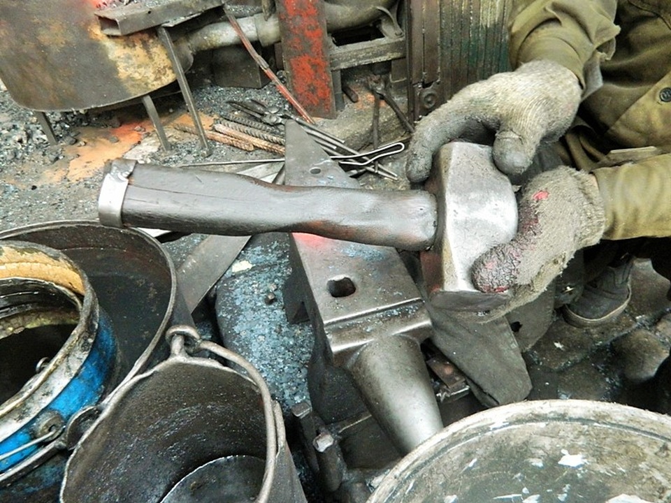 Cái nghề “nghiệp chướng” của người thợ rèn tài hoa đất kinh kỳ - 6 “Làm rèn mà không biết cầm chắc cái búa, coi như vứt”, vừa nói, ông vừa chìa ra chiếc búa đã lõm vào, in hằn hình ngón tay.