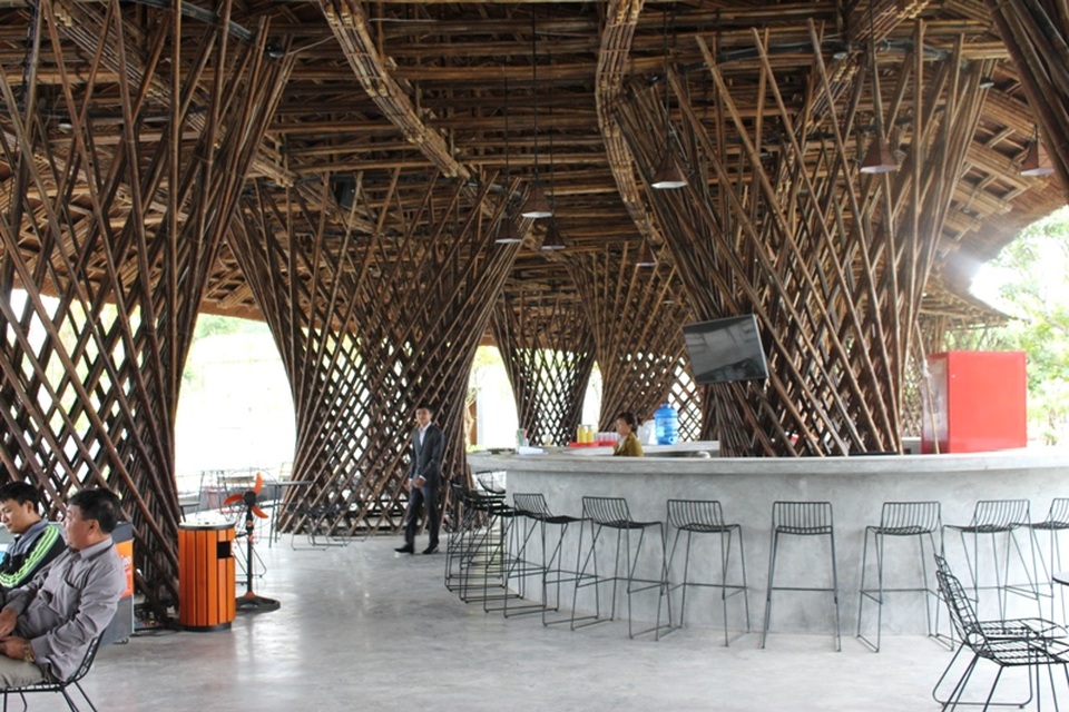 Không gian nhà hàng cà phê tre.