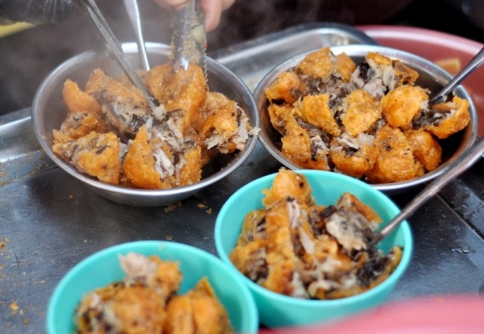 7 món ăn vặt “độc quyền” cho mùa đông Hà Nội - 6
Bánh rán mặn là món quà vặt không thể không ăn vào mùa đông