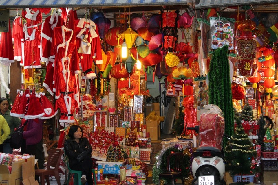 
Cô Thảo, chủ một cửa hàng trên phố Hàng Mã cho biết: “Các mặt hàng năm nay không có gì khác biệt so với những năm trước. Càng ngày, nhu cầu sắm đồ Giáng sinh của người Việt càng nhiều hơn. Khách hàng vẫn ưa chuộng nhất là đồ trang trí nhỏ, nhà nào có điều kiện hơn thì mua thêm cây thông, vòng hoa lớn.”
