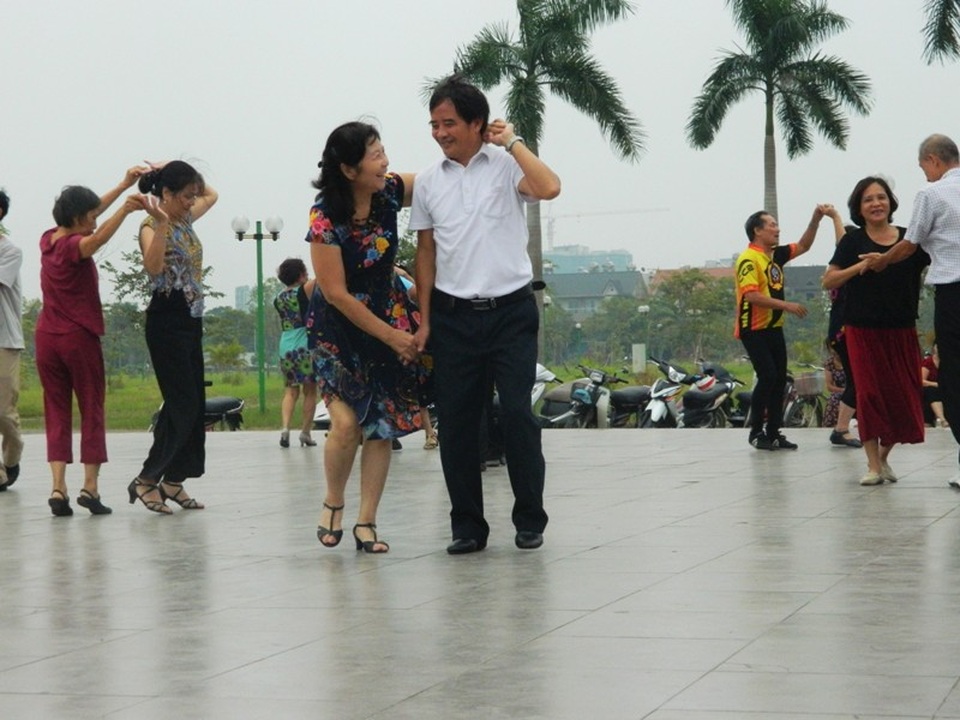 Đến với các câu lạc bộ khiêu vũ, người cao tuổi không chỉ được nâng cao về sức khỏe mà họ còn có thêm những người bạn để cùng sẻ chia tâm sự tuổi già, xóa tan nỗi cô đơn, lo toan của cuộc sống.