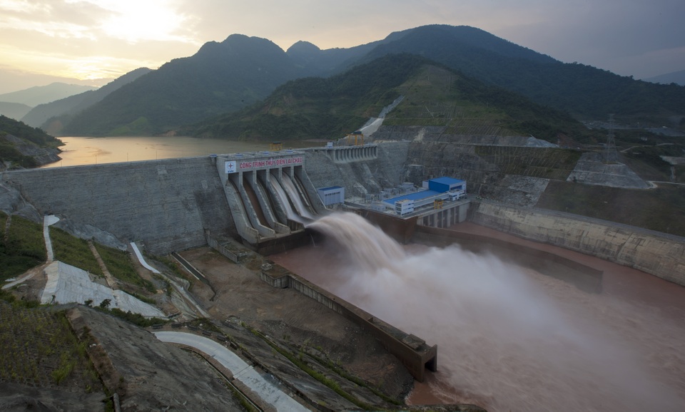 Thủy điện Lai Châu: Dấu son trong hành trình trị thủy sông Đà - 7 Thủy điện Lai Châu hoàn thành sớm 1 năm cung cấp thêm khoảng 4,7 tỷ kWh cho hệ thống điện quốc gia, giá trị làm lợi cho đất nước khoảng 7.000 tỷ đồng. Thủy điện Lai Châu tiếp tục giữ vai trò quan trọng trong việc cấp nước cho đồng bằng sông Hồng về mùa khô, tạo cơ hội phát triển - kinh tế xã hội hai tỉnh Lai Châu và Điện Biên, đảm bảo an ninh quốc phòng khu vực Tây Bắc.