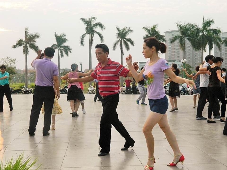 Tuy là sân chơi cho người già, nhưng câu lạc bộ cũng có không ít những người ở độ tuổi trung niên đăng ký tham gia.