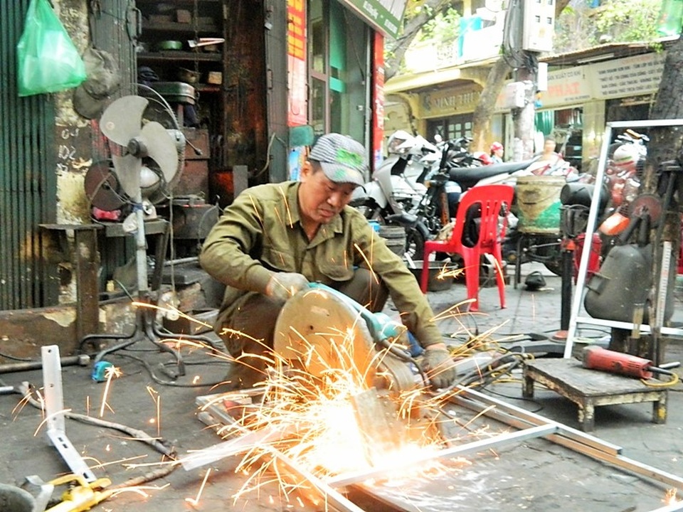 Cái nghề “nghiệp chướng” của người thợ rèn tài hoa đất kinh kỳ - 8 Có lẽ, chỉ có duy nhất cửa hàng rèn của ông Nguyễn Phương Hùng là có một người làm. Ông có thể tự mình thực hiện mọi công đoạn, từ dùng máy khoan, máy cắt, máy hàn,… Ông quan niệm, nghề rèn không chỉ cần sức khỏe mà còn đòi hỏi người thợ phải có sự sáng tạo và đầu óc tính toán nhanh nhạy.