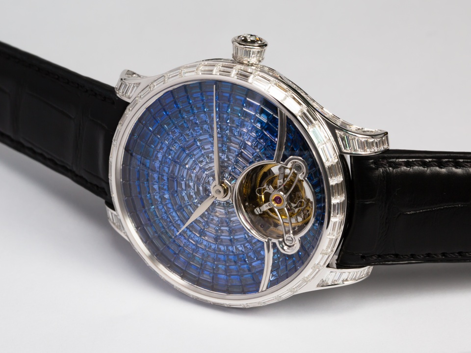 CEO tỷ phú của thương hiệu đồng hồ cao cấp H. Moser & Cie đến Việt Nam - 9 Chiếc đồng hồ Tourbillon đặc biệt của H. Moser & Cie khảm kín kim cương thân vỏ 272 viên kim cương baguette, núm khảm 14 viên, khóa gập với 22 viên và mặt số là 258 viên.