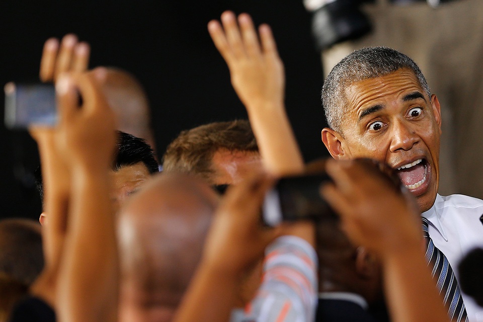 Những khoảnh khắc hài hước của các lãnh đạo thế giới - 9
Biểu cảm của Tổng thống Mỹ Barack Obama khi gặp gỡ gia đình của các quân nhân sau bài phát biểu tại căn cứ không quân Rota ở Tây Ban Nha hôm 10/7. (Ảnh: Reuters)