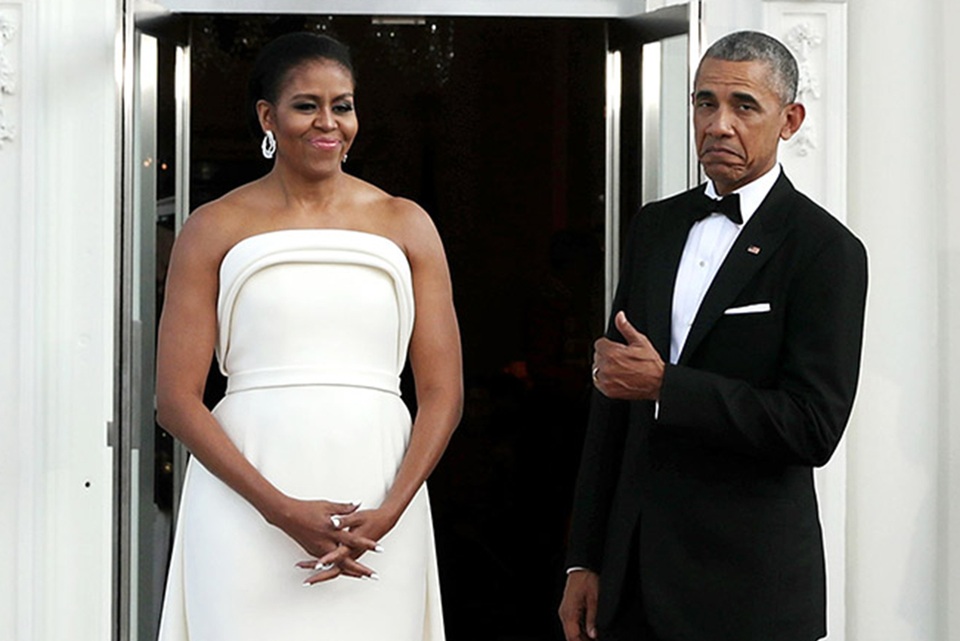 Những khoảnh khắc hài hước của các lãnh đạo thế giới - 1
Tổng thống Mỹ Barack Obama giơ tay tỏ ý khen ngợi Đệ nhất phu nhân Michelle khi bà diện chiếc váy trắng của nhà thiết kế Mỹ Brandon Maxwels trong quốc tiệc chiêu đãi Thủ tướng Singapore Lý Hiển Long và phu nhân ngày 2/8. (Ảnh: Getty)
