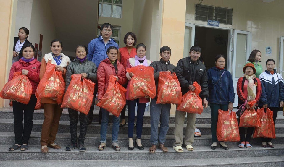 Khám, cấp phát thuốc cho gần 1.000 người dân vùng khó khăn - 2 Cũng nhân dịp này đoàn đã trao 120 suất quà đến các hộ dân có hoàn cảnh đặc biệt khó khăn.