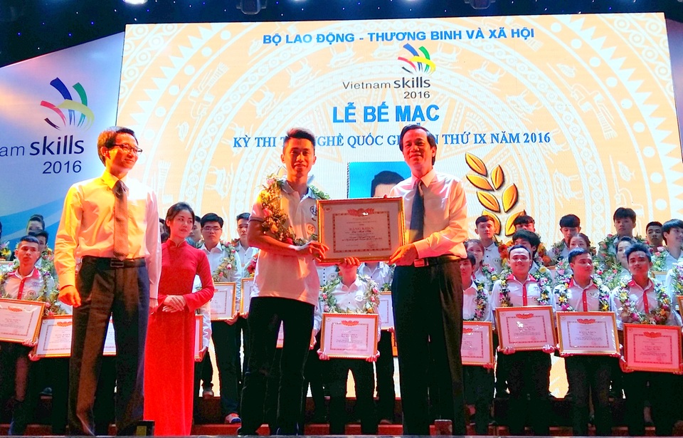 Kỳ thi tay nghề Quốc gia 2016: Hà Nội đứng đầu với 16 giải nhất - 1
Phó Thủ tướng Vũ Đức Đam (hàng đầu, trên trái) và Bộ trưởng Đào Ngọc Dung trao hoa và bằng khen cho thí sinh.