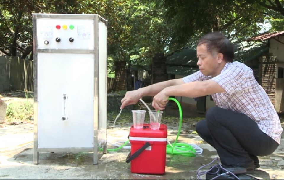 Độc đáo với thiết bị điện hóa nước dùng cho chăn nuôi gia súc, gia cầm - 1
Kỹ sư Nguyễn Đình Cường cùng với chiếc máy điện hóa nước.