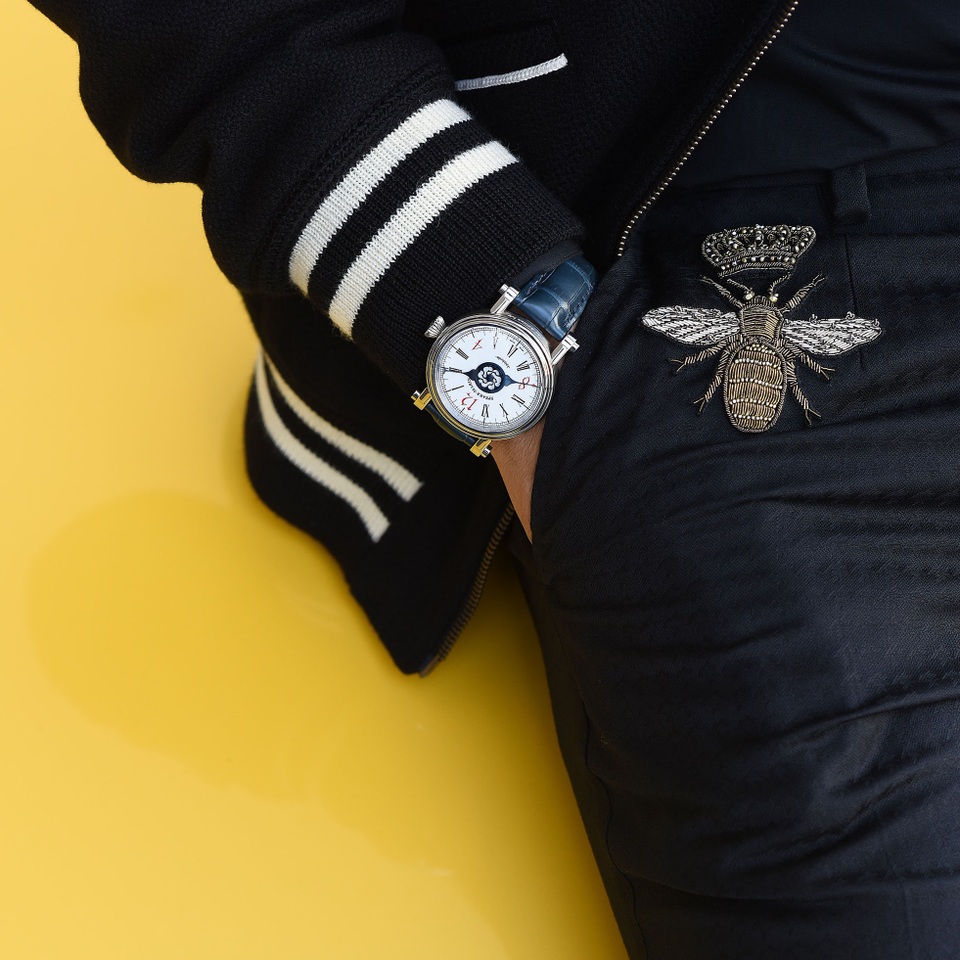 Chế tác đồng hồ nghệ thuật Speake-Marin Velsheda Gothic - 10 Hình ảnh quý ông chất chơi với đồng hồ Speake-Marin Velsheda Gothic, quần âu Dolce & Gabbana và áo jacket Saint Laurent.