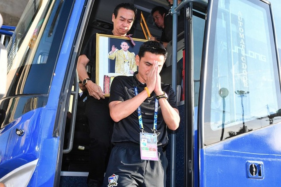 Đánh bại Indonesia, Thái Lan vô địch AFF Cup 2016 - 11
HLV Kiatisuk cầu nguyện trước khi tiền vào sân Rajamangala