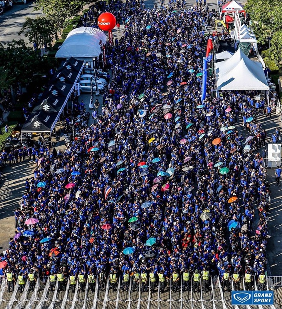 Đánh bại Indonesia, Thái Lan vô địch AFF Cup 2016 - 9
Rất đông cổ động viên Thái Lan kéo đến sân Rajamangala