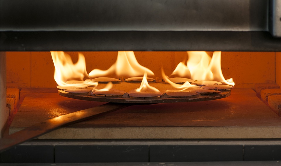 Chế tác đồng hồ nghệ thuật Speake-Marin Velsheda Gothic - 2
Mặt số phủ men trắng được đưa vào lò nung ở nhiệt độ 800-1200 độ C, sau đó nghệ nhân quét hỗn hợp bột silic và oxit lên mặt kính và tiếp tục đưa vào lò nung. Quá trình quét-nung này lặp lại từ 8-12 lần cho đến khi tạo được một bề mặt đồng mầu, có độ sâu như ý.