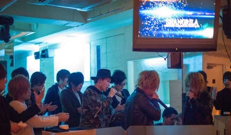 Để gọi sâm panh kèm màn trình diễn của các tiếp viên, khách phải trả ít nhất 40,000 yên (gần 8 triệu đồng).