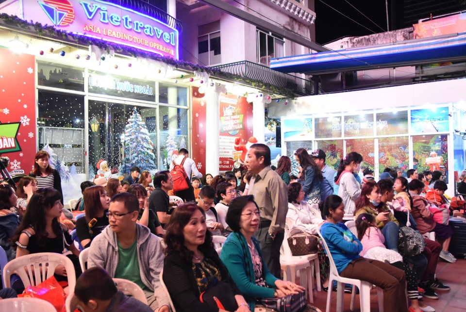 Rộn ràng du khách vi vu Tết dương lịch - 2 Rộn ràng du khách vi vu Tết dương lịch - 2