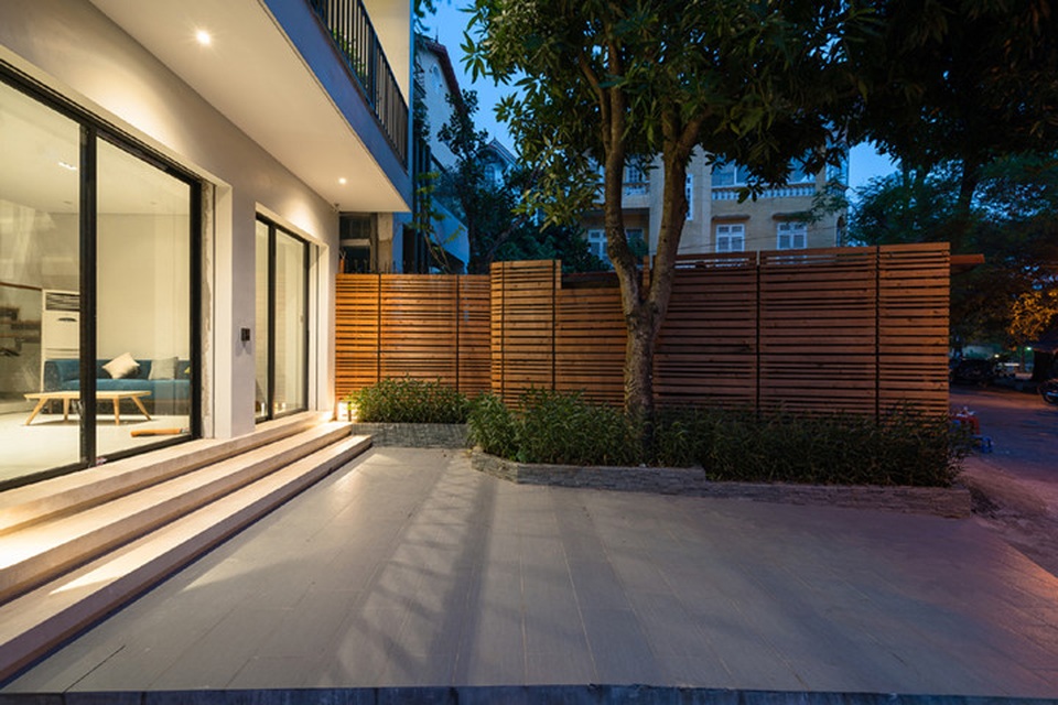 Cải tạo nhà 55m2 tù túng ở Hà Nội thành không gian cao cấp - 4
Mặt đứng thiết kế hiện đại, hài hòa với cảnh quan và sân trước trông nhiều cây.