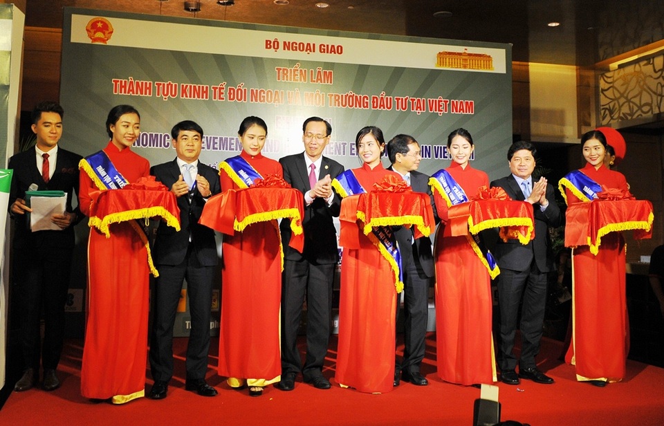 Vietcombank đồng hành, góp phần vào sự thành công của Hội nghị Kinh tế đối ngoại năm 2016 - 1
Ông Nghiêm Xuân Thành - Chủ tịch HĐQT Vietcombank (thứ 3 từ trái sang) cùng lãnh đạo UBND TP Hồ Chí Minh, Bộ Ngoại giao, Bộ Nông nghiệp và Phát triển Nông thôn cắt băng khai mạc Triển lãm Thành tựu kinh tế đối ngoại và Môi trường đầu tư tại Việt Nam