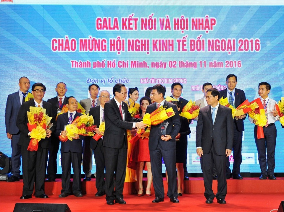 Vietcombank đồng hành, góp phần vào sự thành công của Hội nghị Kinh tế đối ngoại năm 2016 - 2
Ông Phạm Thanh Hà – Phó Tổng giám đốc Vietcombank (thứ 2 hàng đầu từ trái sang) nhận Kỷ niệm chương từ Ban Tổ chức ghi nhận sự đóng góp của Vietcombank cho thành công của Hội nghị