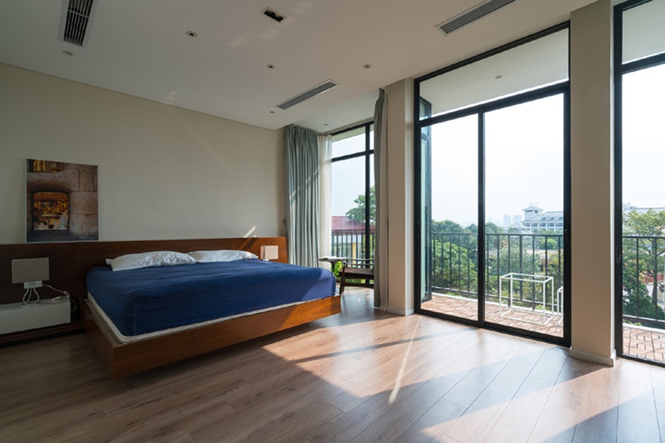 Cải tạo nhà 55m2 tù túng ở Hà Nội thành không gian cao cấp - 7
Mọi phòng chính trong nhà đều nhìn ra hồ với ban công lớn, được mở rộng với góc kính chạy nối góc giữa 2 mặt tiền