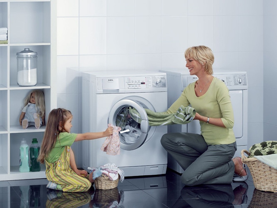 8 vật dụng có hại trong nhà mà bạn thường xuyên quên lau dọn - 7
Máy giặt:Bạn có thể không để ý nhưng sau một thời gian không vệ sinh máy giặt, quần áo của bạn dù giặt xong vẫn sẽ bám bụi và có mùi ẩm mốc. Mẹo làm sạch máy giặt là chạy máy với hỗn hợp giấm, baking soda và nước ấm.