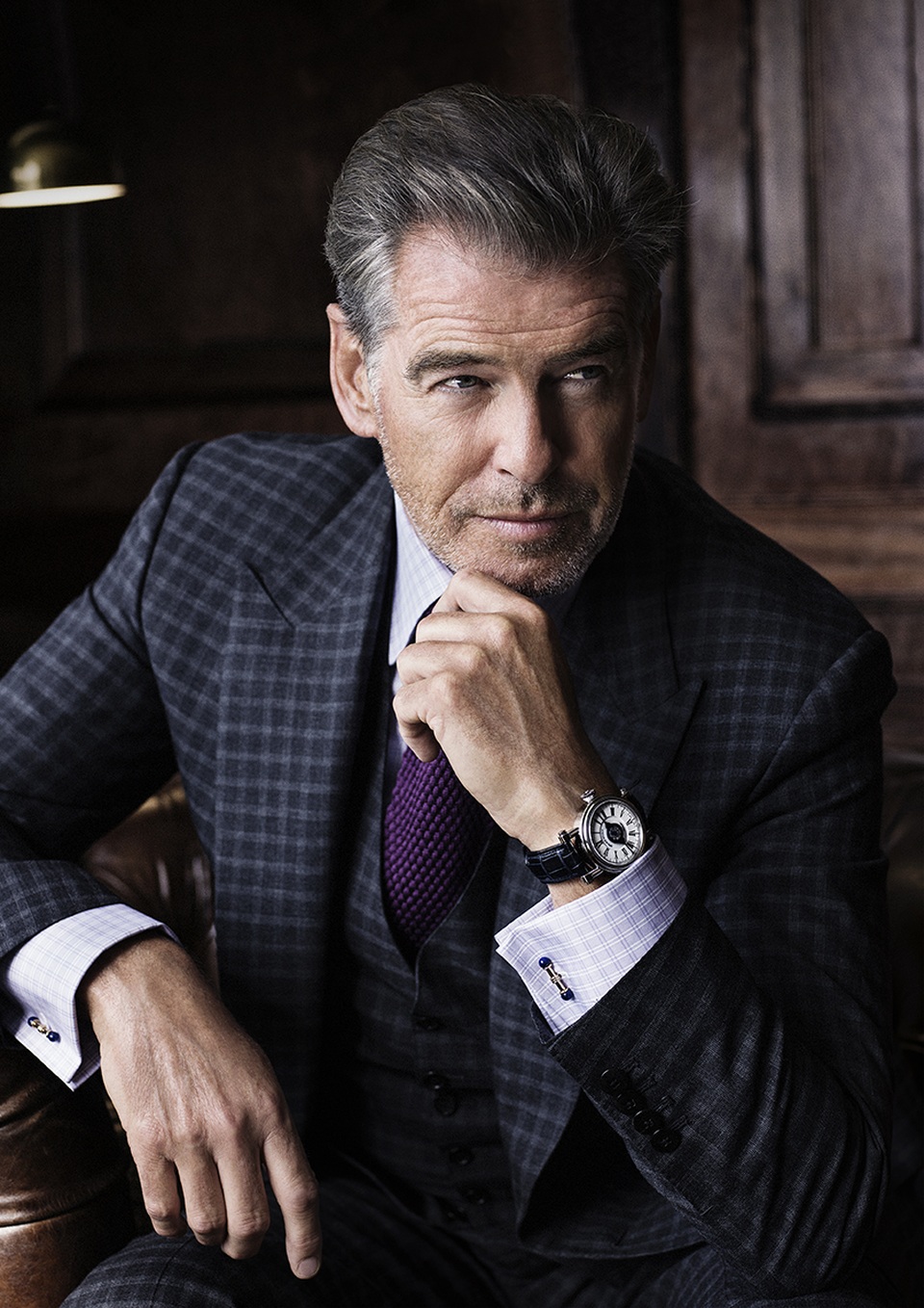 Chế tác đồng hồ nghệ thuật Speake-Marin Velsheda Gothic - 7 Hình ảnh quý ông (điệp viên 007) Pierce Brosnan hào hoa trong bộ suit lịch lãm với chiếc đồng hồ Speake-Marin Velsheda.