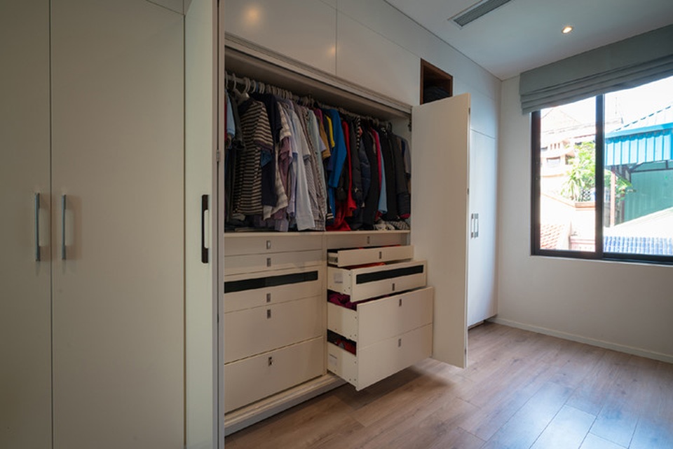 Cải tạo nhà 55m2 tù túng ở Hà Nội thành không gian cao cấp - 9
Tủ đựng quần áo thiết kế hiện đại với nhiều ngăn tủ nhỏ bên trong tủ lớn.