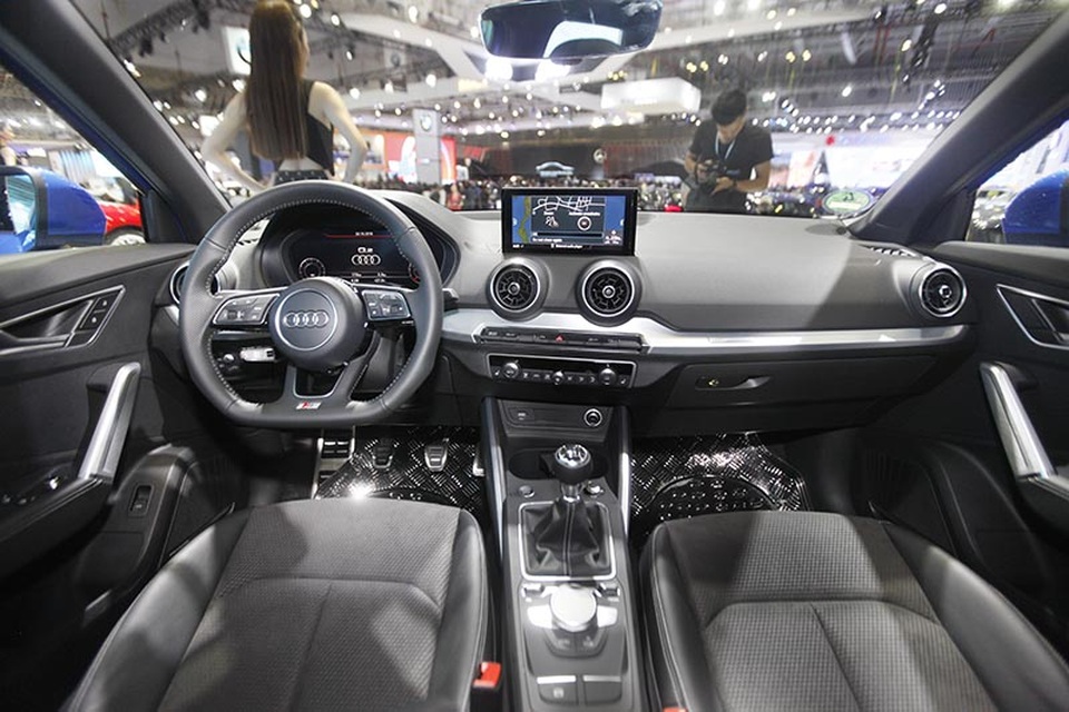 Audi Q2 - Trẻ trung và cá tính - 7
Ghế người lái thấp cho cảm giác thể thao nhưng bảo đảm tầm nhìn xung quanh hoàn hảo đặc trưng của dòng SUV. Hệ thống hiển thị thông tin người lái sắp xếp đầy đủ và khoa học.