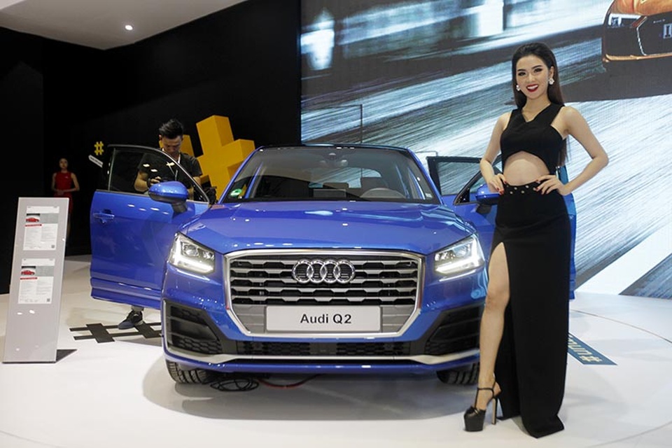 Audi Q2 - Trẻ trung và cá tính - 1
Thiết kế đa giác mới, ốp trụ C và hai cánh lõm vào nhấn mạnh bề ngoài mạnh mẽ và cá tính của chiếc xe, đường gân vai rộng và phong cách đa góc cạnh. Nóc xe thấp và cửa kính được nâng cao tạo dáng coupe cho Audi Q2. Nổi bật nhất là thiết kế đèn pha hình mũi tên, khung tản nhiệt đơn được đặt ở ví trí cao hơn cùng với hai hốc gió lớn.