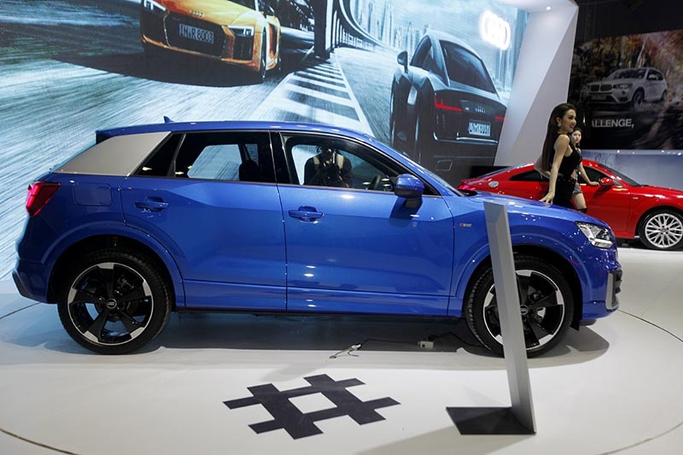 Audi Q2 - Trẻ trung và cá tính - 4
Phần thân sau của xe khỏe khoắn với cánh gió dài từ nóc xe và ốp dưới cản sau bao bọc phần dưới thân xe. Một chiếc SUV với chiều dài 4,19m rất gọn gàng và dễ dàng đánh lái để đỗ xe dù là lùi chuồng hay đỗ vỉa hè.