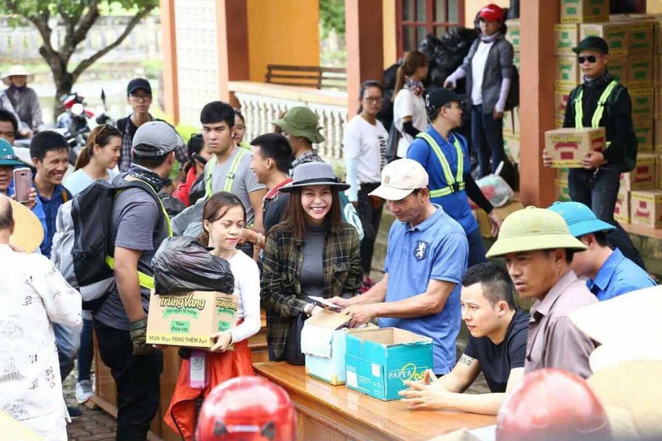 Hoa hậu Hải Dương – Hậu duệ dòng họ Công Tằng Tôn Nữ với trái tim nhân ái cao cả - 3
HH Hải Dương làm từ thiện tại Quảng Bình.