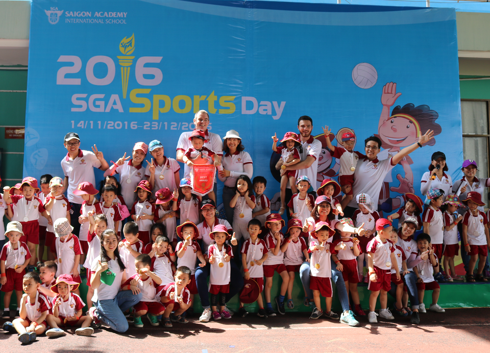 Bà Mã Mỹ Loan - Quyền Giám đốc điều hành hệ thống SGA (đứng giữa trên cùng) hào hứng trao giải tại ngày hội.