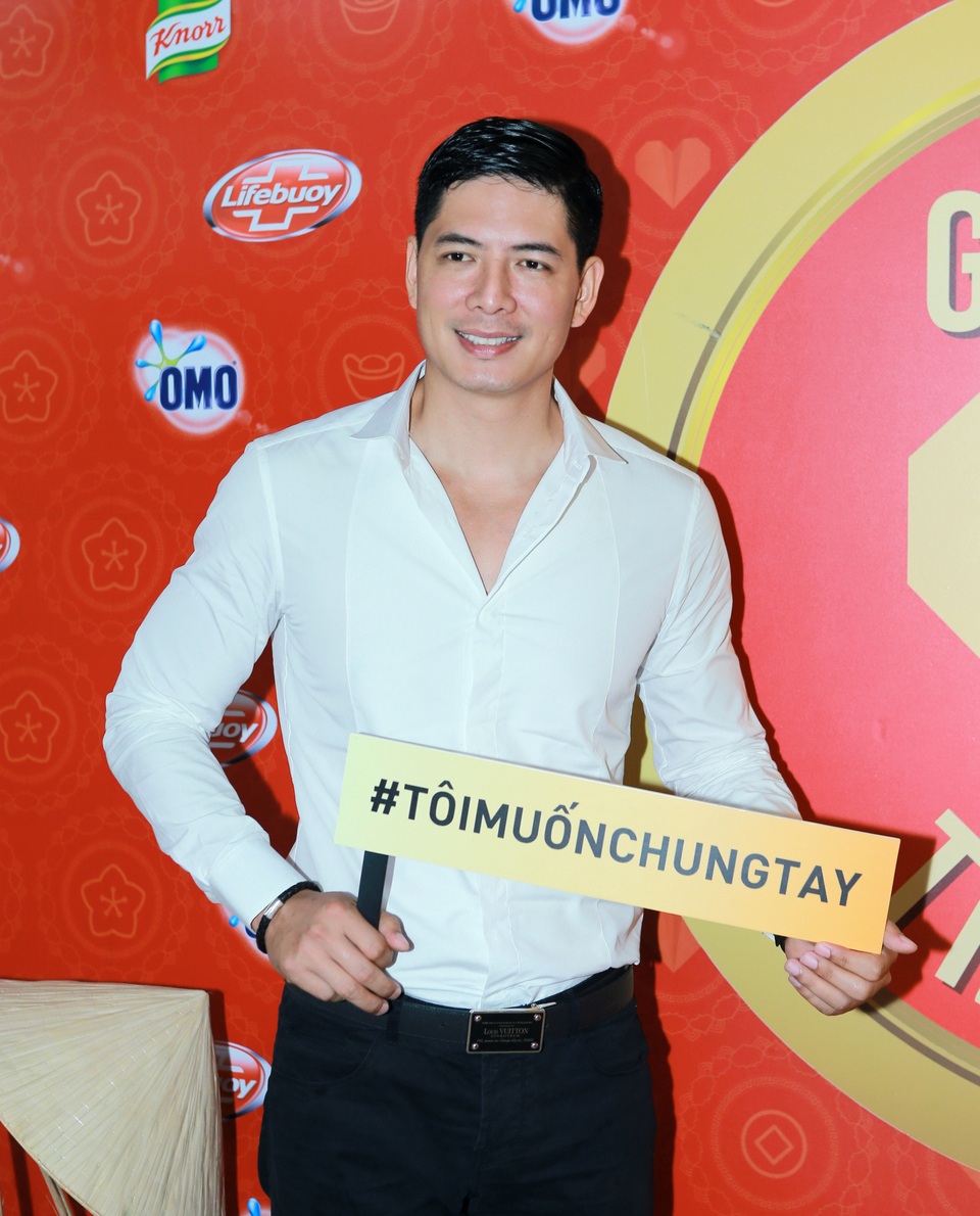 Diễn viên Bình Minh chia sẻ: “Để Gió Cuốn Đi là một kịch bản phim mà tôi lập tức nhận lời không cần suy nghĩ. Phim lấy bối cảnh trên một chuyến xe cuối năm, mọi người đều hối hả trở về nhà để được sum họp. Mỗi người có một nghề nghiệp, hoàn cảnh sống riêng, nhưng họ đều mang trong mình một trái tim ấm áp. Họ chia sẻ với nhau những điều bình dị như cặp bánh tét hay là một nhành mai phương nam nở rộ trong khí trời lạnh giá của vùng núi Tây Bắc. Chỉ đơn giản thế thôi nhưng mọi người đã có thể đem lại một mùa xuân ấm áp và ý nghĩa cho nhau”