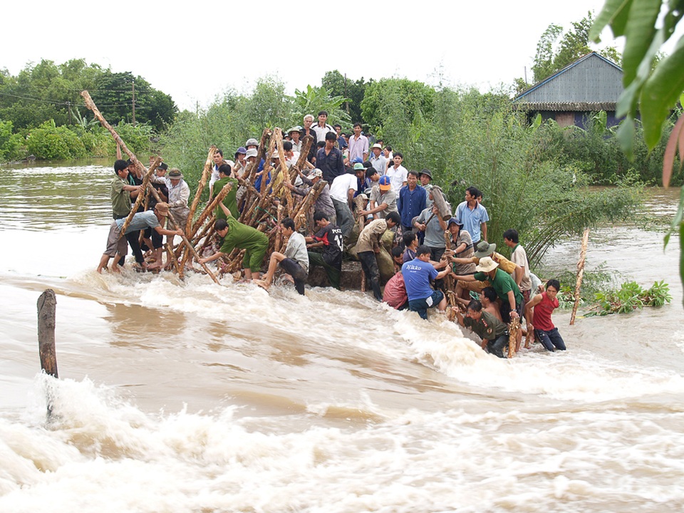 Khoảnh khắc ấn tượng “Vì bình yên cuộc sống” - 3
Cán bộ chiến sĩ Công an tỉnh An Giang cùng nhân dân ra sức gia cố đê bao trong đợt lũ lịch sử năm 2011 ở huyện Châu Phú, An Giang. (Ảnh: Vũ Tiến Tầm)