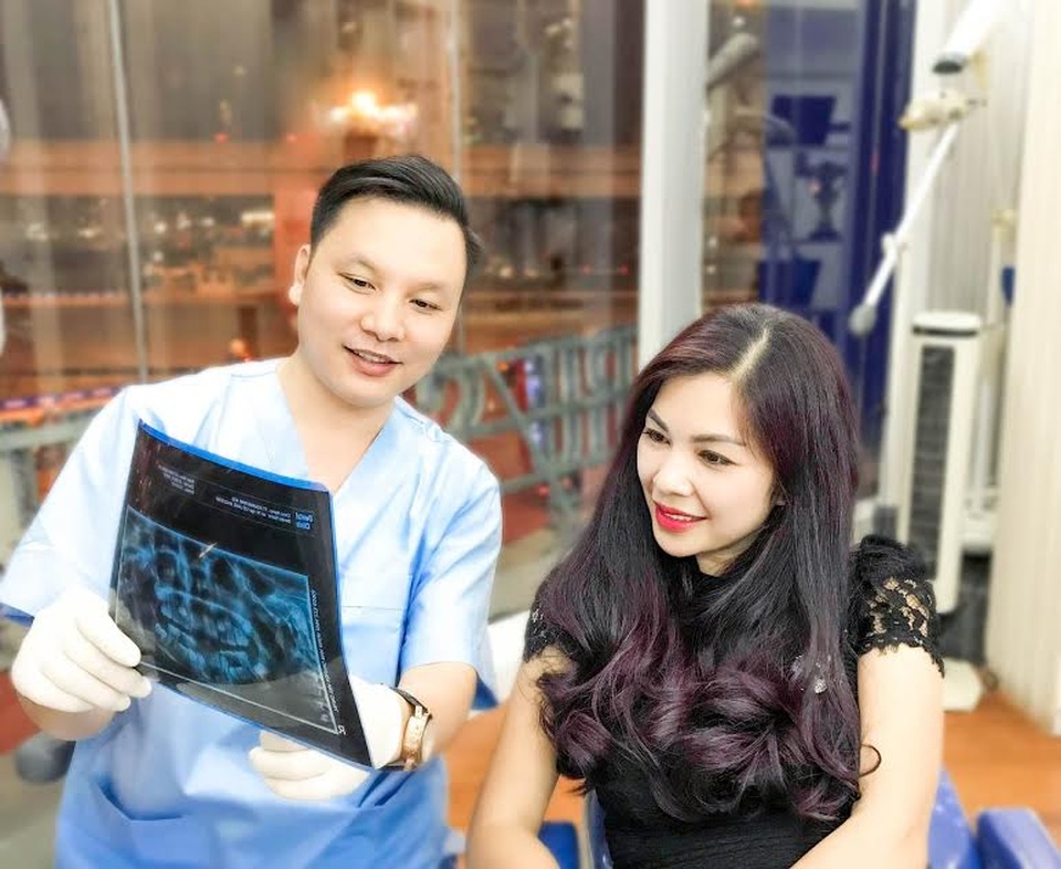 Gặp bác sĩ xây dựng thương hiệu riêng trên thị trường nha khoa quốc tế - 2
Bác sĩ Tuyên tư vấn cho bệnh nhân