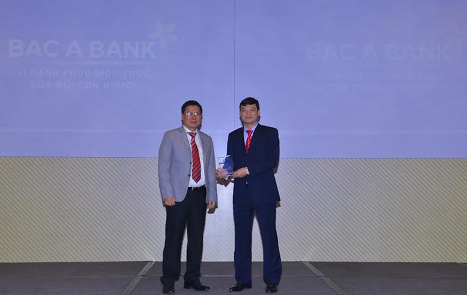 Giải bài toán tài chính cho người cao tuổi - 2
Ông Nguyễn Việt Hanh - Phó Tổng giám đốc nhận giải thưởng sản phẩm sáng tạo tiêu biểu