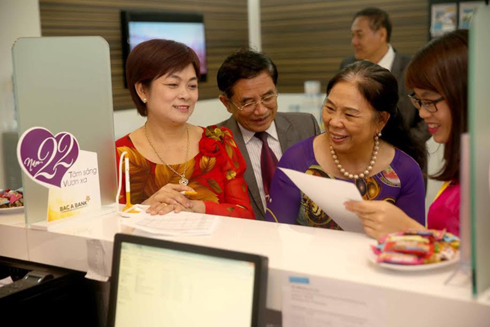 Giải bài toán tài chính cho người cao tuổi - 1 Nhiều khách hàng chủ động liên hệ tại các điểm giao dịch của Bac A Bank trên toàn quốc để xin tư vấn về sản phẩm
