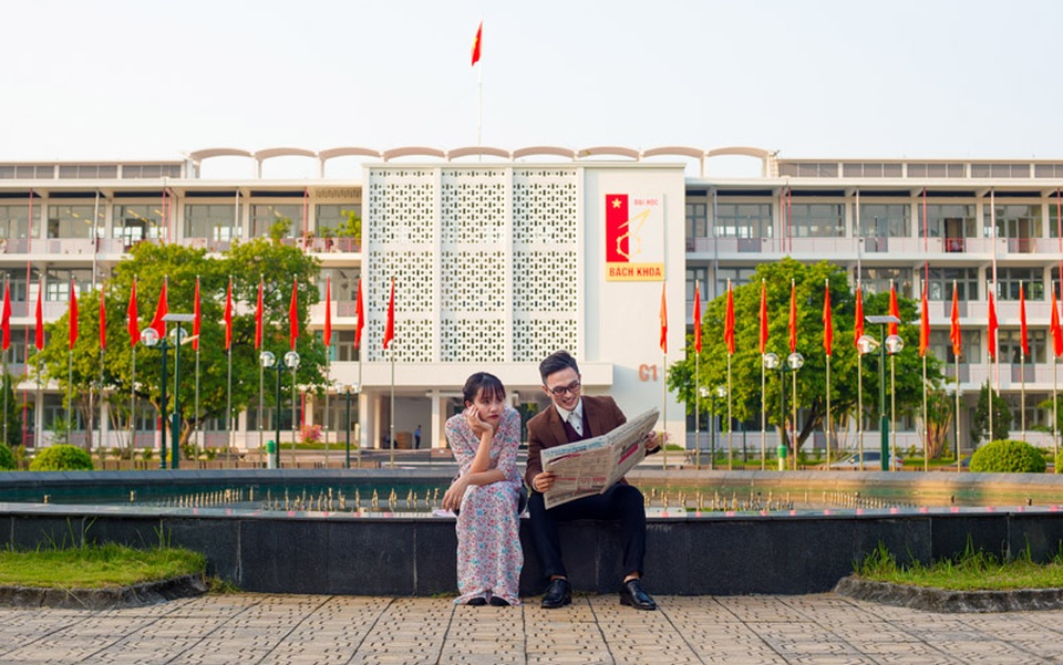 Bộ ảnh hoài cổ mừng 60 năm sinh nhật trường của sinh viên Bách khoa - 10
Nguyễn Đức Huy chia sẻ: “Bạn gái cao hơn mình rất nhiều nên cả hai phải “vắt óc” nghĩ ra những cách tạo dáng “giấu” đi điều đó”.