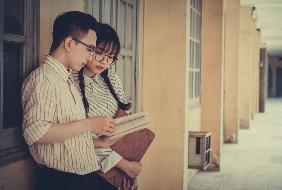 Bộ ảnh hoài cổ mừng 60 năm sinh nhật trường của sinh viên Bách khoa - 3
Bộ ảnh mô phỏng một câu chuyện tình lãng mạn của những sinh viên đang ngồi trên giảng đường, họ nảy sinh tình cảm từ những lần ôn bài, truy bài, những ngày học thi căng thẳng