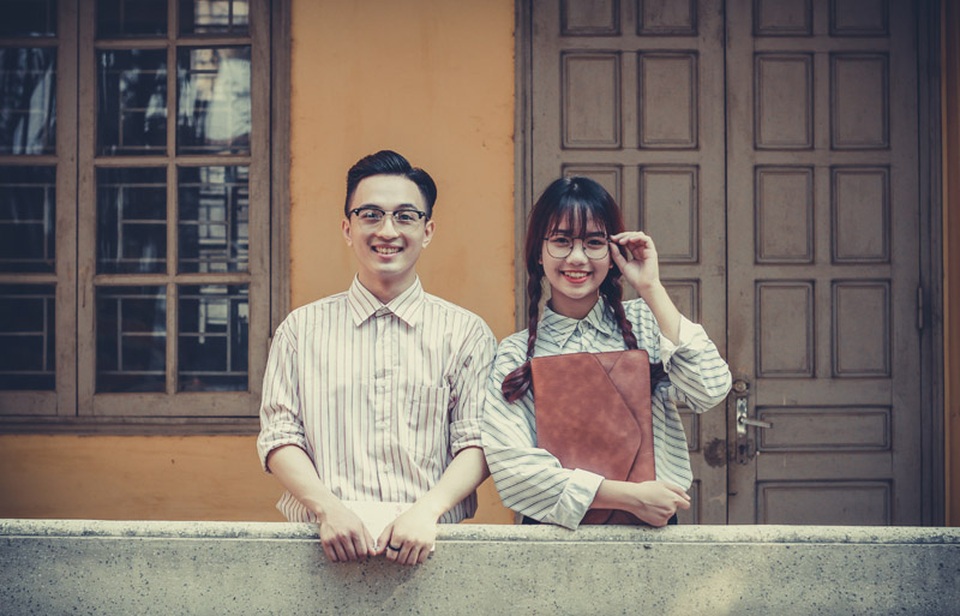 Bộ ảnh hoài cổ mừng 60 năm sinh nhật trường của sinh viên Bách khoa - 6
Để vào vai trọn vẹn, cả ekip đã tìm gặp các thầy cô đã về hưu của trường, lắng nghe những câu chuyện thật từ những người đi trước