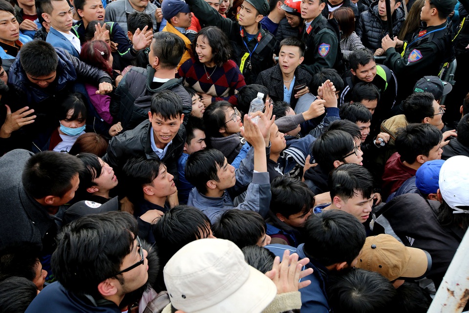 
Cảnh chen chúc diễn ra liên tục trong cả ngày 3/12 - Ảnh: Gia Hưng
