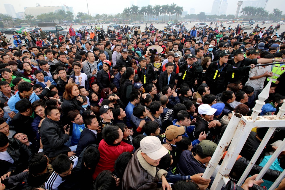 
Quang cảnh hỗn loạn bên ngoài sân Mỹ Đình - Ảnh: Gia Hưng
