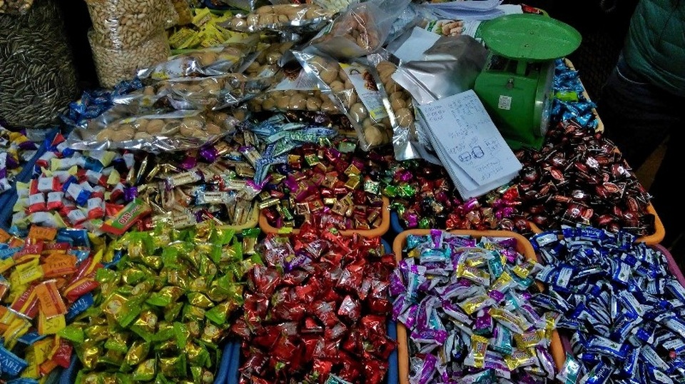 Nơi “tụ họp” của các lái buôn mỗi dịp Tết về - 1
Gian hàng bày bán kẹo cân ở chợ Đồng Xuân.