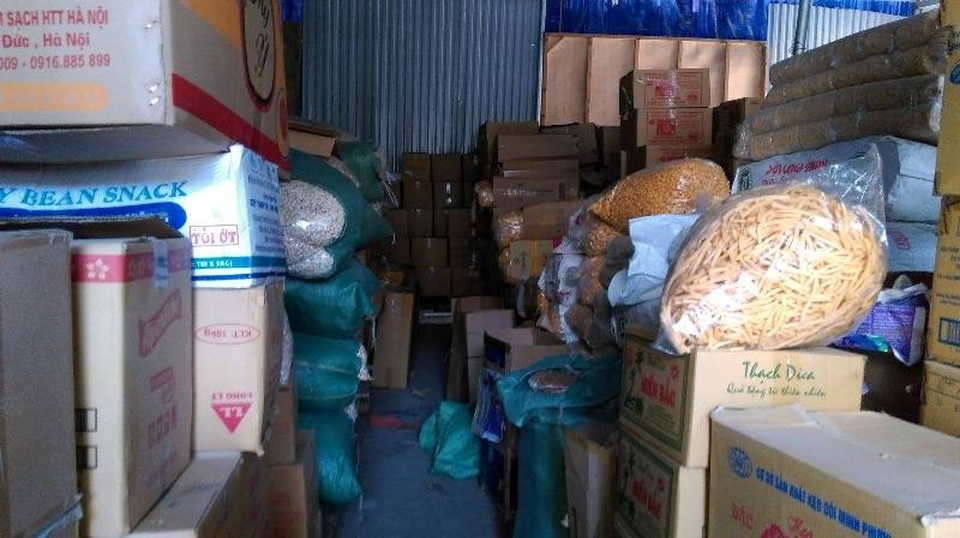 Nơi “tụ họp” của các lái buôn mỗi dịp Tết về - 2
Kho hàng với đủ các loại bỏng, khoai,… đang được bán tràn lan trên thị trường.