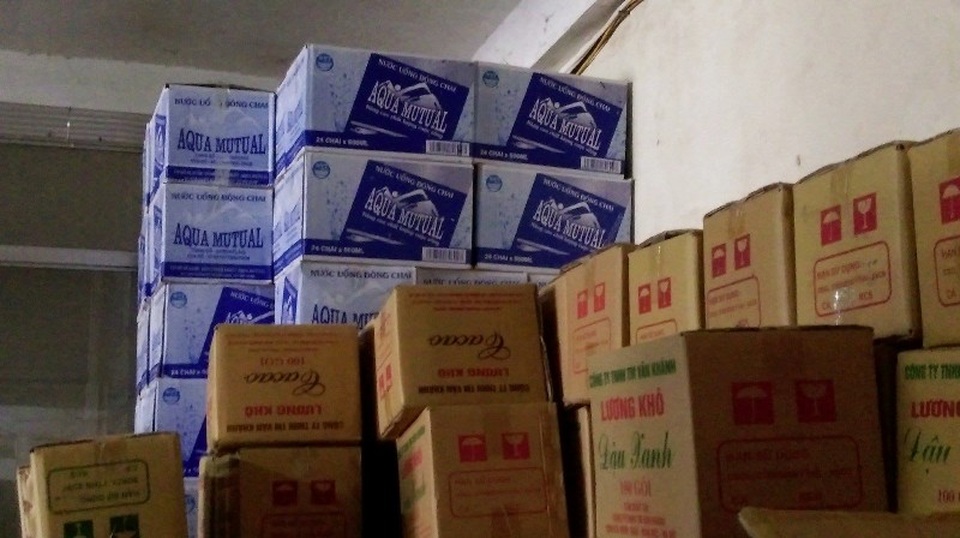 Nơi “tụ họp” của các lái buôn mỗi dịp Tết về - 4
Không chỉ bánh kẹo, ngay cả nước khoáng cũng được đặt tên gần giống thương hiệu nổi tiếng.