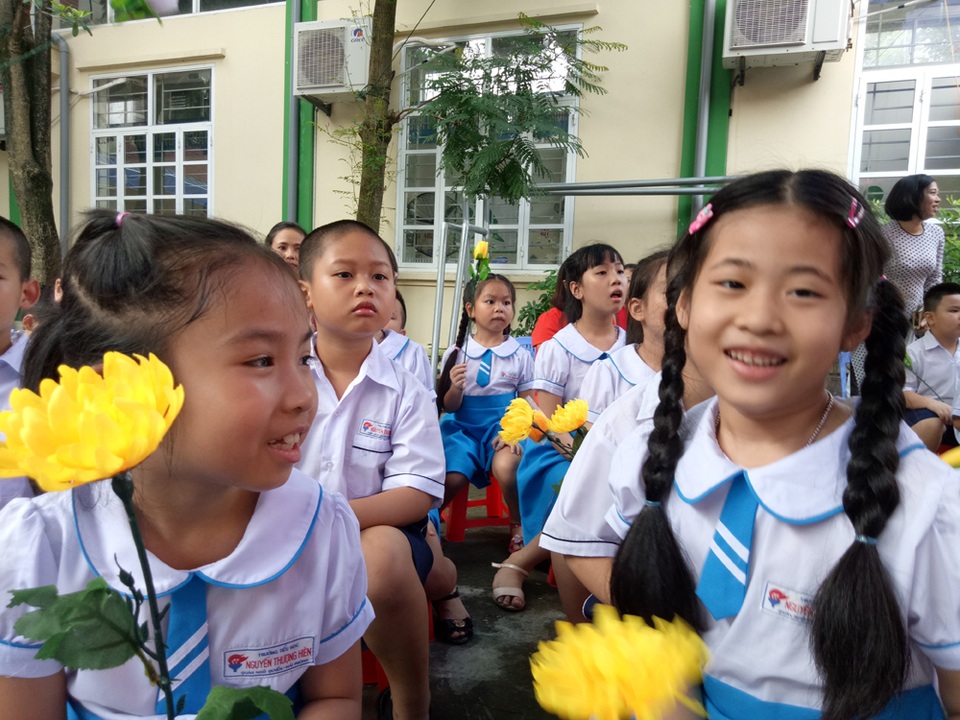 Lãnh đạo Đảng, Nhà nước dự khai giảng cùng các em học sinh - 88 Các anh chị lớp 2 tự tin hơn trong ngày khai trường. (Ảnh: Thu Hằng)
