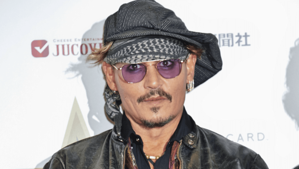 Hậu ly dị, Johnny Depp đòi tiền vợ cũ - 2
Johnny Depp yêu cầu vợ cũ thanh toán 100 nghìn đô la Mỹ tiền án phí và dừng những hành động cố tình bôi nhọ danh tiếng của anh.