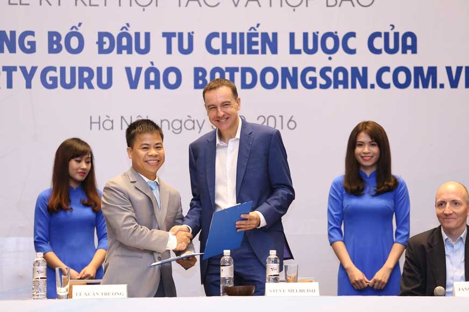 Tập đoàn bất động sản trực tuyến hàng đầu châu Á vào Việt Nam - 2
Ông Lê Xuân Trường tại lễ ký kết với đại diện đối tác PropertyGuru